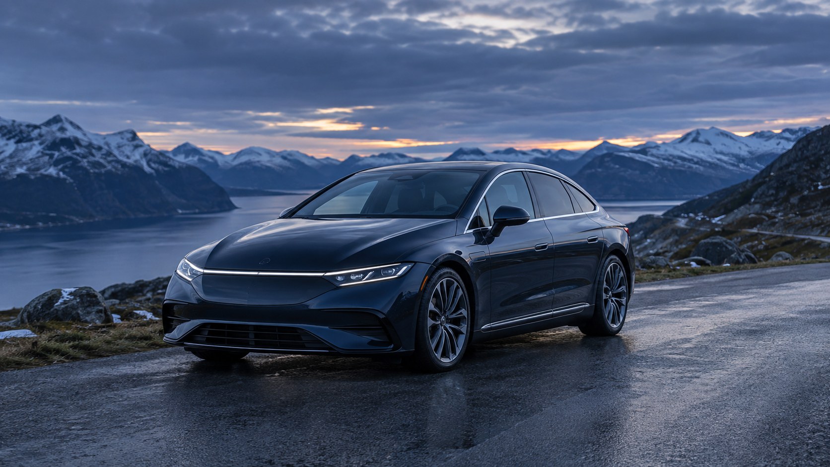 Sort elektrisk Mercedes-Benz EQS fotograferet på en vej